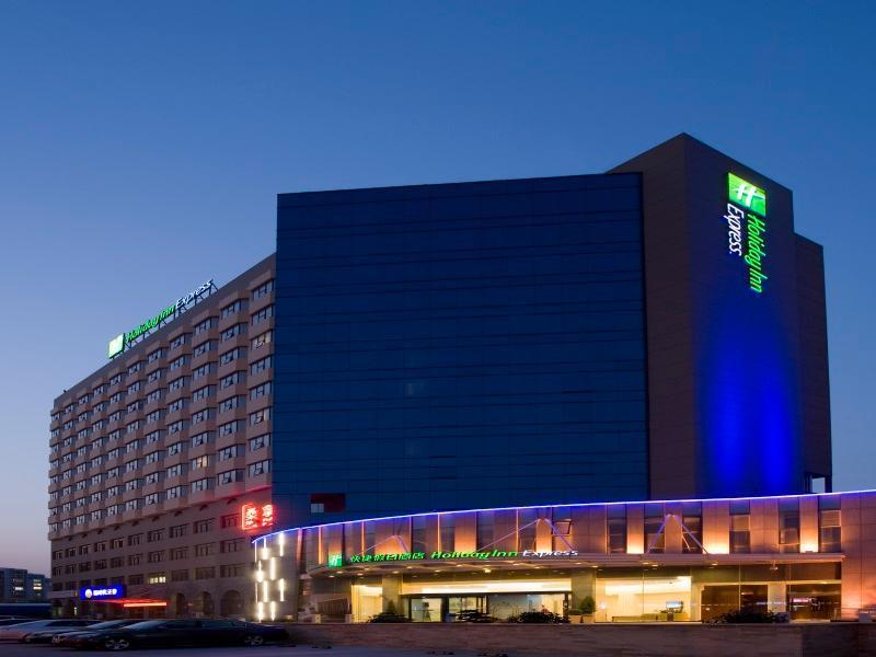 Holiday Inn Express Shanghai Jinqiao Central, An Ihg Hotel Екстериор снимка