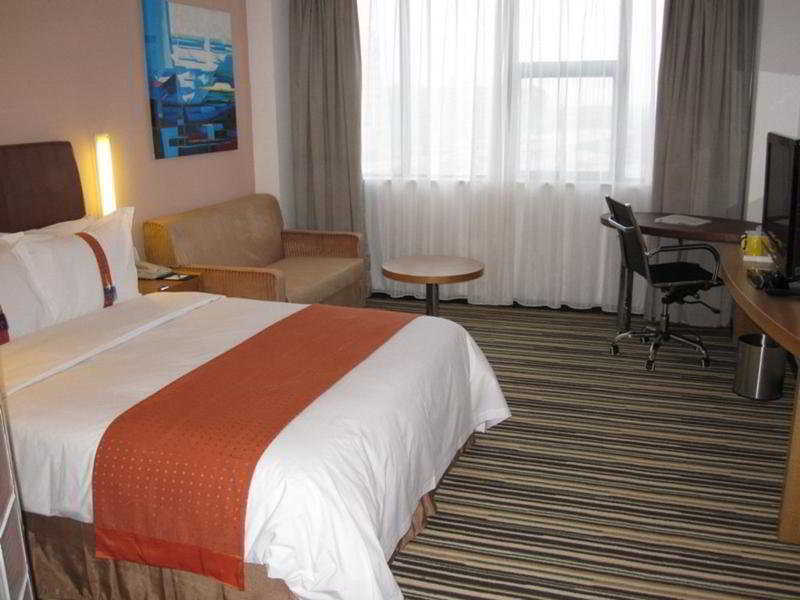 Holiday Inn Express Shanghai Jinqiao Central, An Ihg Hotel Екстериор снимка