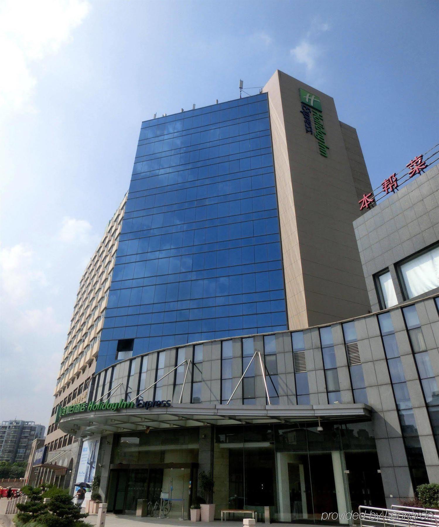 Holiday Inn Express Shanghai Jinqiao Central, An Ihg Hotel Екстериор снимка